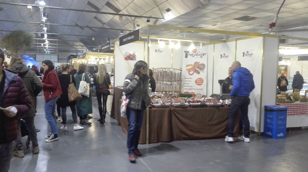 La Fira Arrels comença amb força públic interessat a tastar els productes illencs.