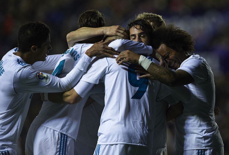 Los jugadores del Madrid celebran un gol