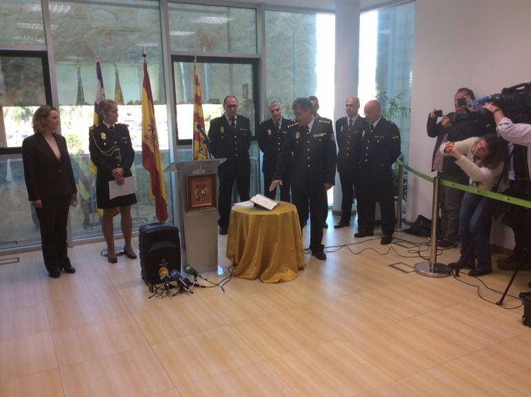 Hernández jurando su cargo como nuevo comisario de Ibiza