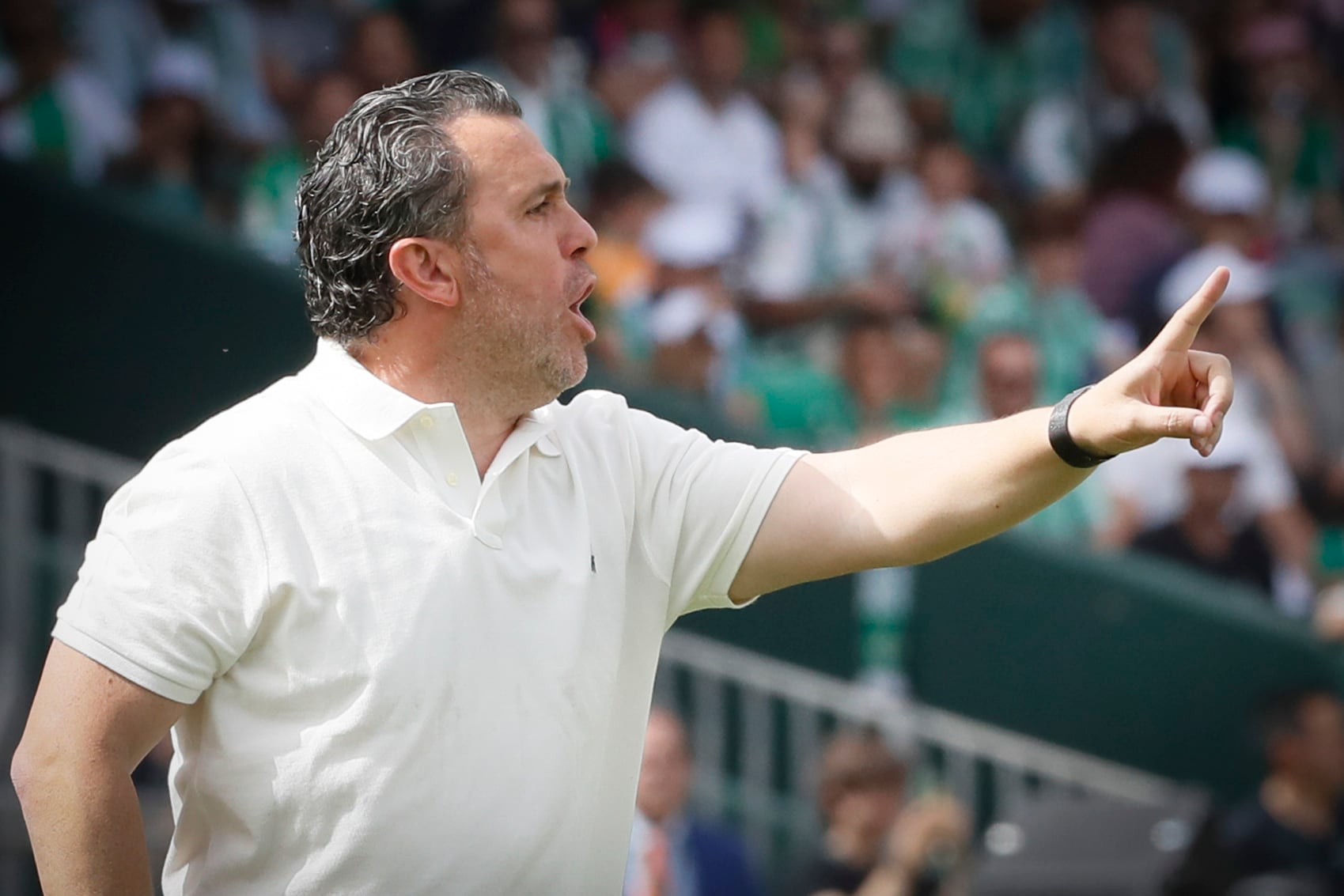 Sevilla, 09/04/2023.- El técnico del Cádiz Sergio González da instrucciones a sus jugadores durante el partido de LaLiga correspondiente a la jornada 28, disputado este domingo en el estadio Benito Villamarín de Sevilla. EFE/José Manuel Vidal