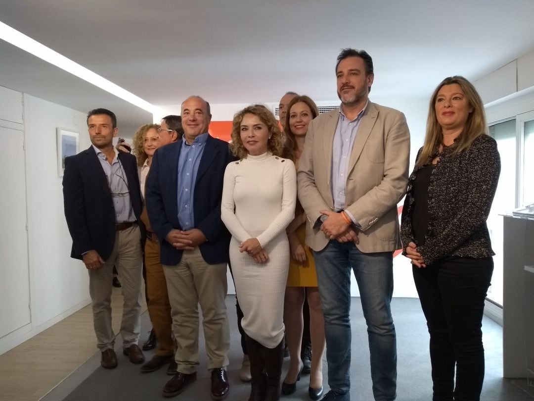 La diputada y cabeza de lista por Alicante al Congreso de Ciudadanos, Marta Martín (c), con los miembros de la candidatura, que se ha presentado hoy.