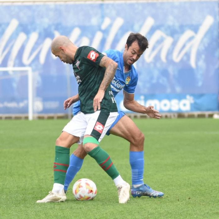 Jon García pugna con un rival en el Fuenlabrada-Racing del pasado domingo en el Fernando Torres madrileño