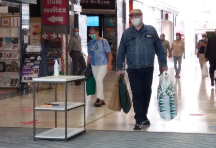 Clientes en el Centro Comercial Salesas de Oviedo