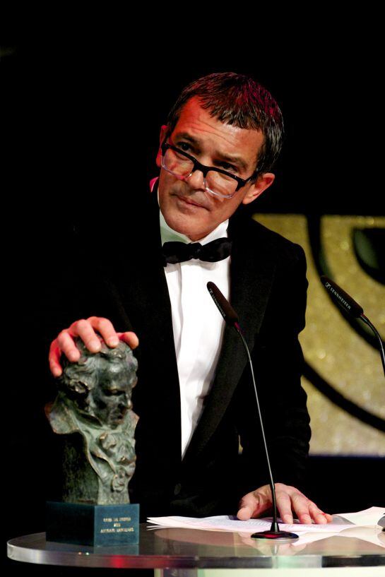 MADRID, SPAIN - FEBRUARY 07: Antonio Banderas holds the award for Honorary Goya Award during the 2015 edition of the &#039;Goya Cinema Awards&#039; ceremony at Centro de Congresos Principe Felipe on February 7, 2015 in Madrid, Spain. (Photo by Juan Naharro Gimenez/