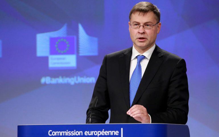El vicepresidente de la Comisión Europea (CE) para el Euro y el Diálogo Social, Valdis Dombrovskis, da una rueda de prensa para presentar los próximos pasos para completar la Unión Bancaria, en Bruselas (Bélgica) hoy, 11 de octubre de 2017.