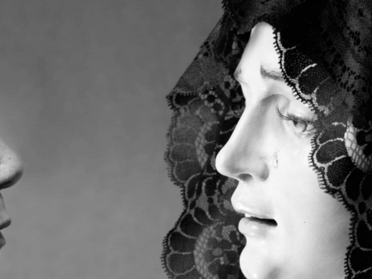 San Roque vive la emotiva despedida de Mercedes Caravaca, vestidora de la Virgen de la Amargura