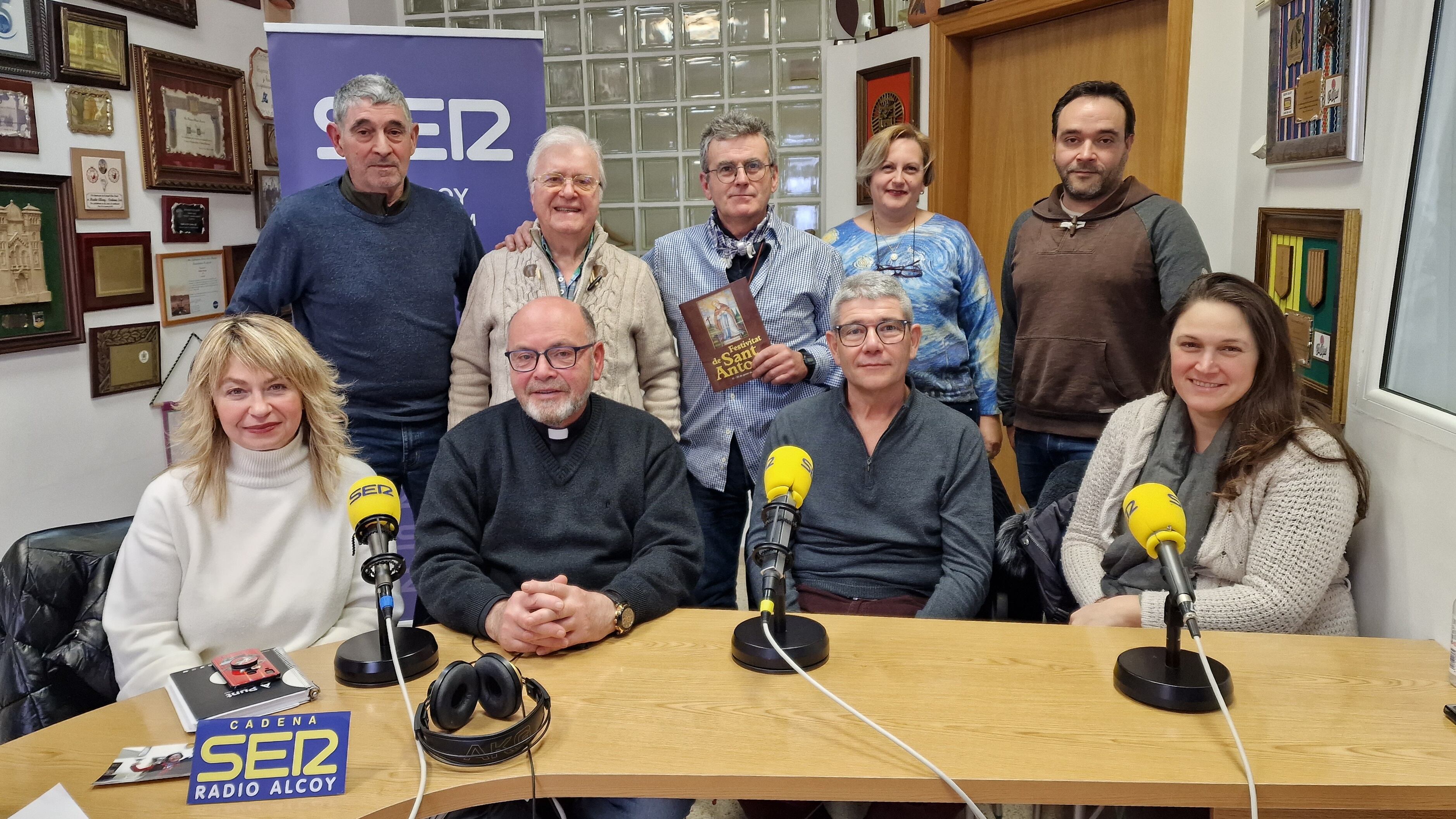 Representants d'entitats que participen en la celebració de la festivitat de Sant Antoni a Alcoi, a l'estudi de Ràdio Alcoi després del programa 'Amagatalls de la Festa'.