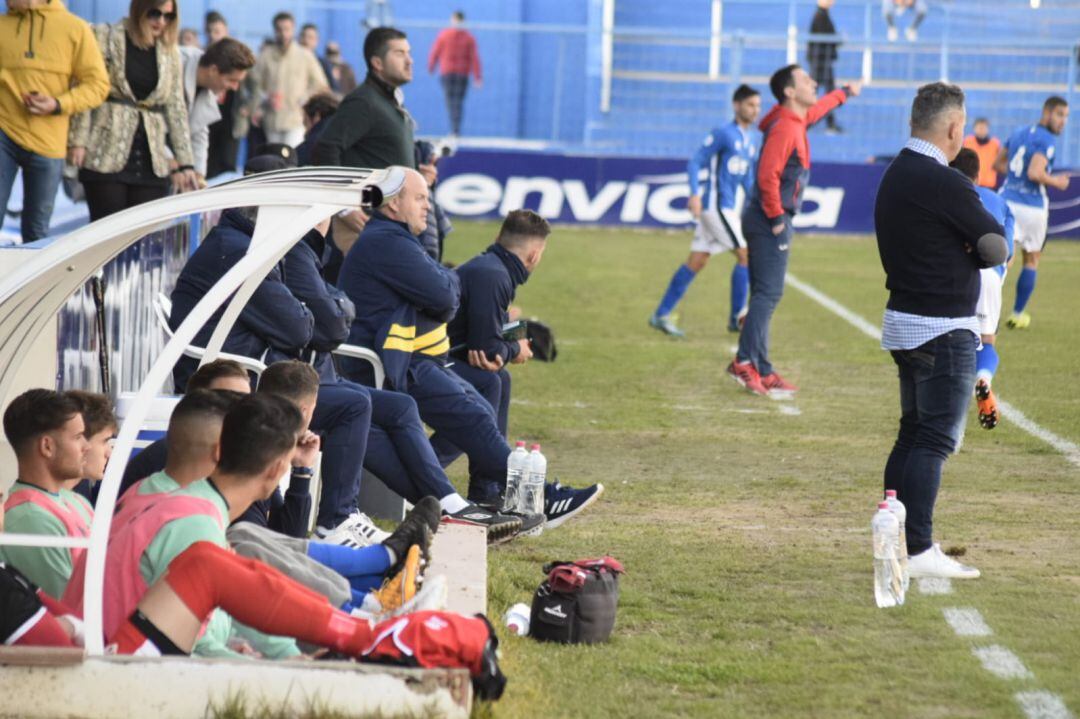 Juan Arsenal observa atento el partido mientras Diego Delgado da órdenes