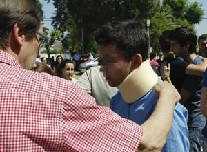 Uno de los accidentados llega al Polideportivo Municipal de Monterrubio de la Serena donde se instalará la capilla ardiente de los cinco chicos de entre 12 y 15 años pertenecientes a un equipo de fútbol sala.