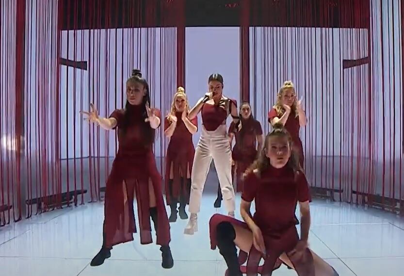 Paula Valbuena (i) durante la actuación ganadora en el Benirdorm Fest, con 'EaEa' de Blanca Paloma