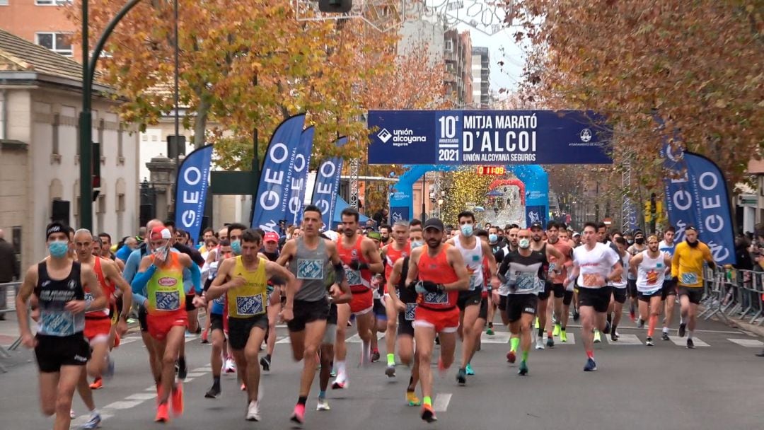 Primeros metros de la X Media Maratón Unión Alcoyana Seguros de 2021