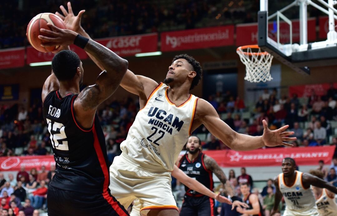 Lee Aaliya en una jugada defensiva del partido