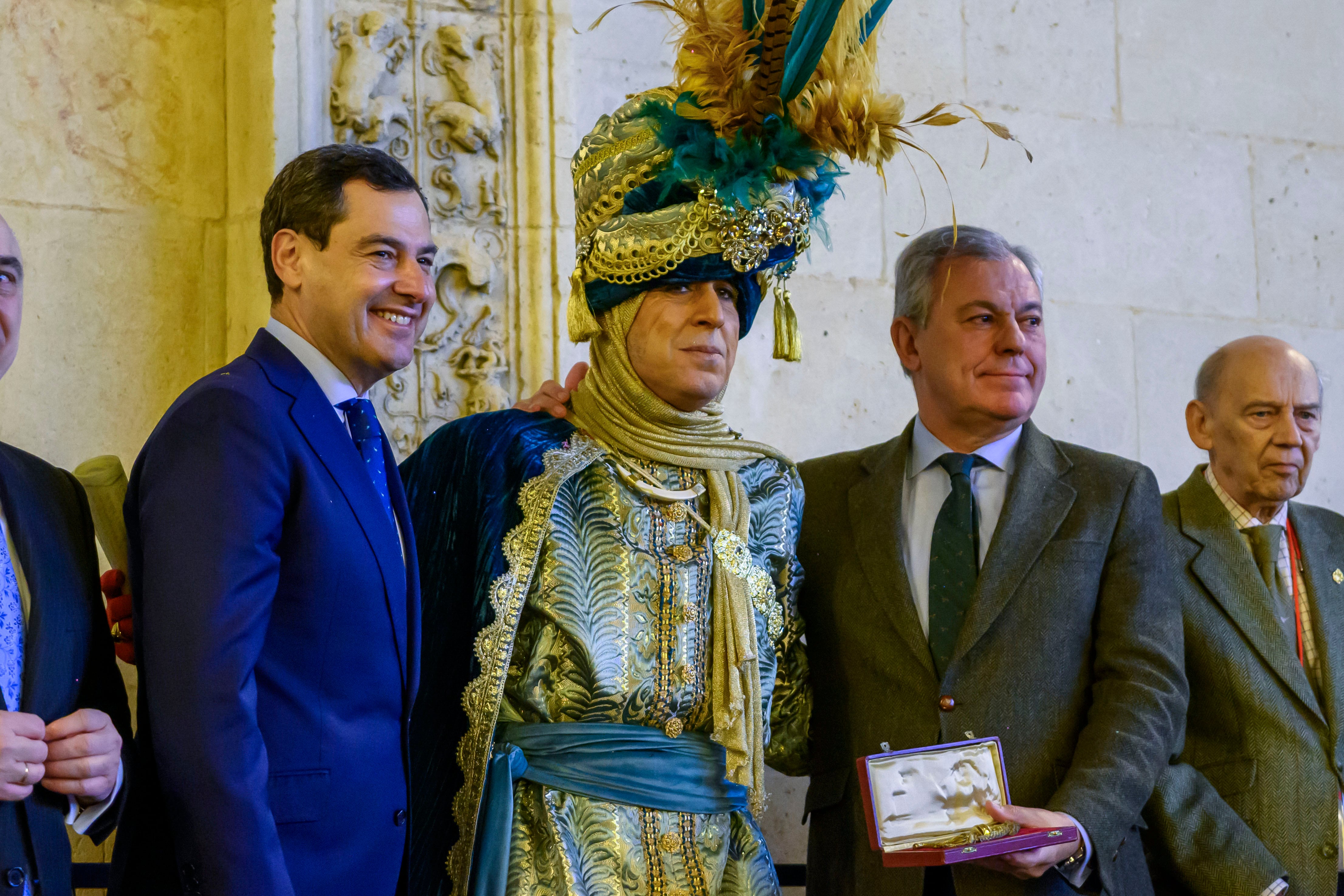 SEVILLA, 04/01/2026.- El Heraldo de los Reyes Magos de Sevilla, que este año ha sido encarnado por el empresario sevillano Sergio Garcia (c), tras recibir las llaves de la Ciudad de manos del alcalde, José Luis Sanz (cd), acompañado por el Presidente de la Junta de Andalucía, Juanma Moreno (ci), este domingo en el ayuntamiento de Sevilla. EFE/ Raúl Caro.