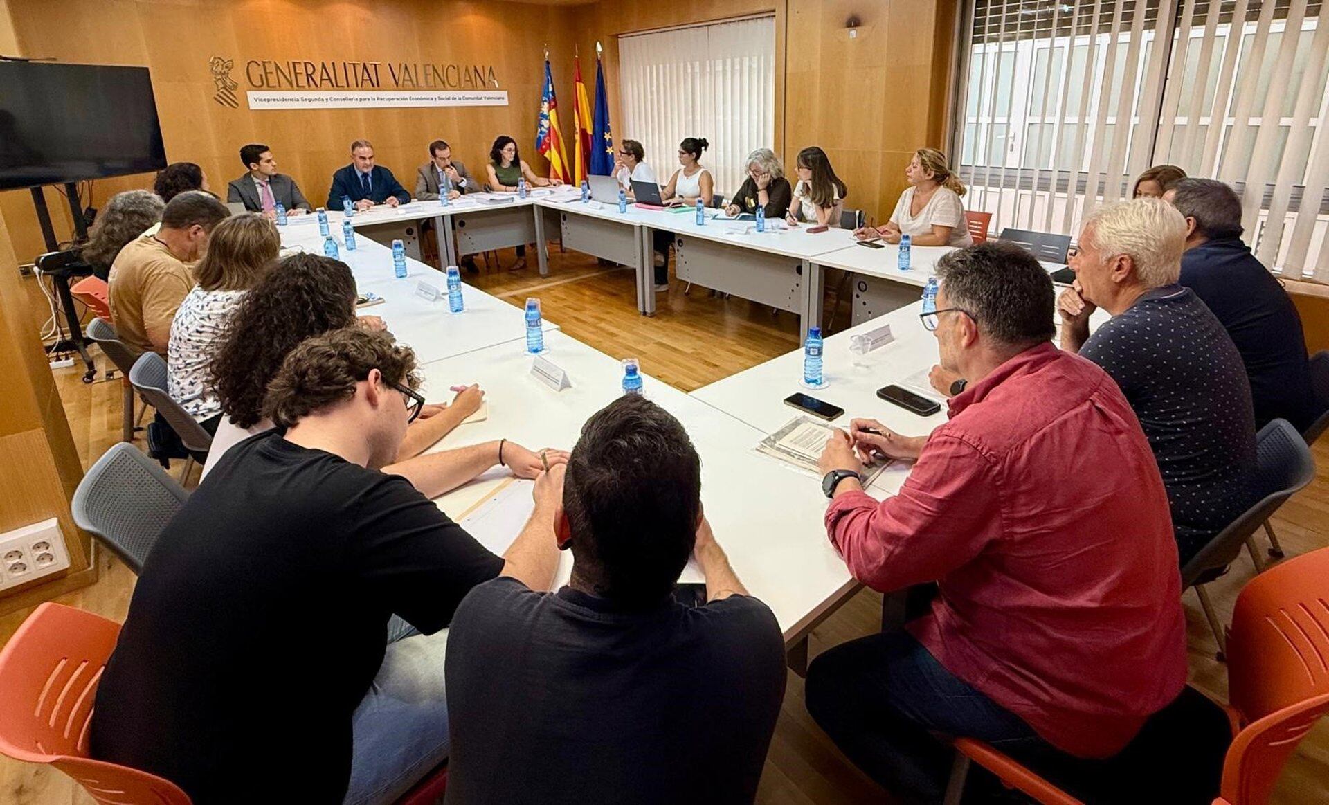 08/09/2025 Gan Pampols Expone El Plan Endavant De Recuperación a as asociaciones de víctimas de la DANA