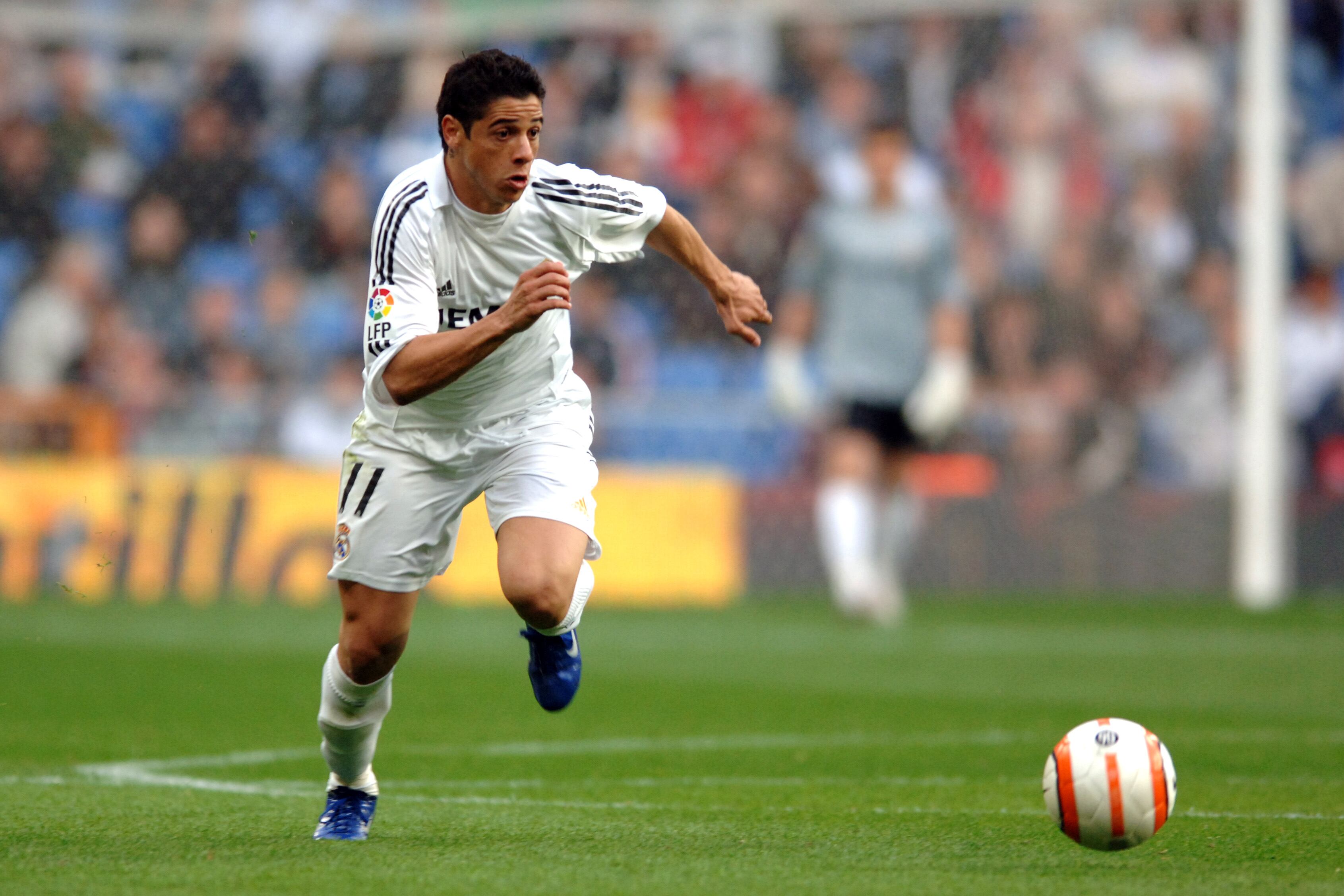 Cicinho, frente al Málaga en el Santiago Bernabéu