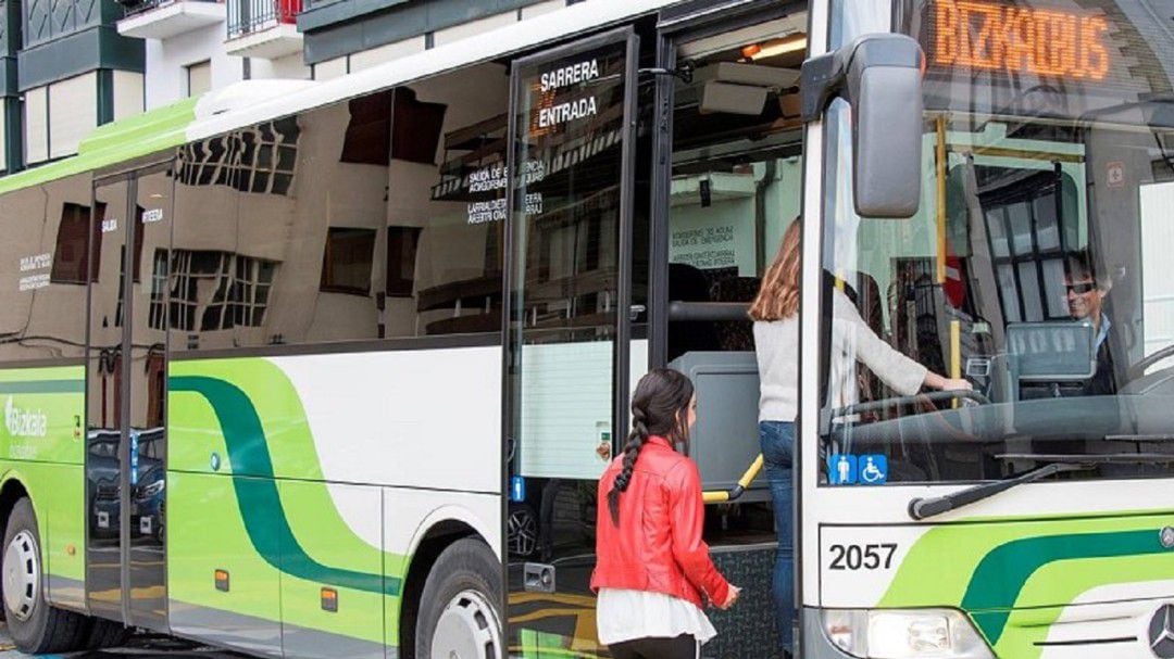 Las mujeres pueden solicitar paradas bajo demanda durante la niche en Bizkaibus y Bilbobus