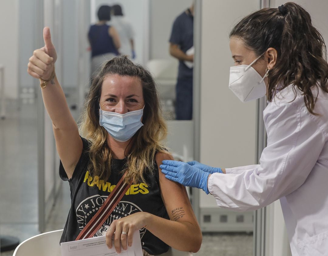 Una mujer recién vacunada en la Ciutat de les Arts i les Ciències de Valencia, la semana pasada.