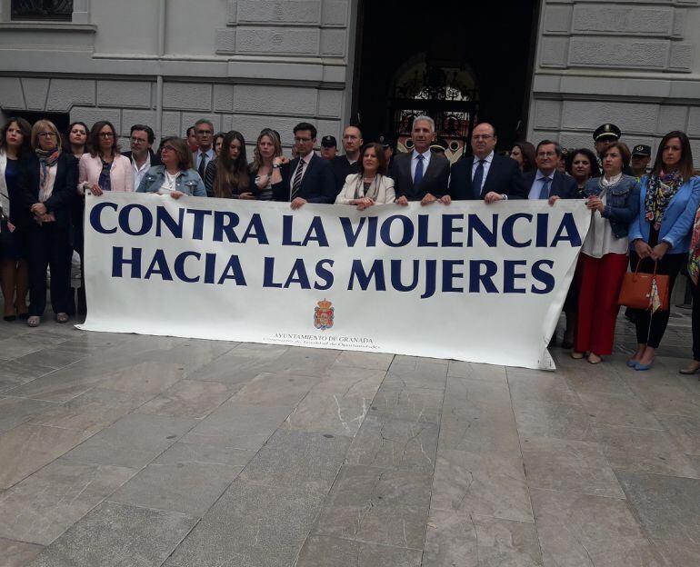 Los padres de Mar han recibido apoyo y carió en la concentración celebrada en la Plaza del Carmen