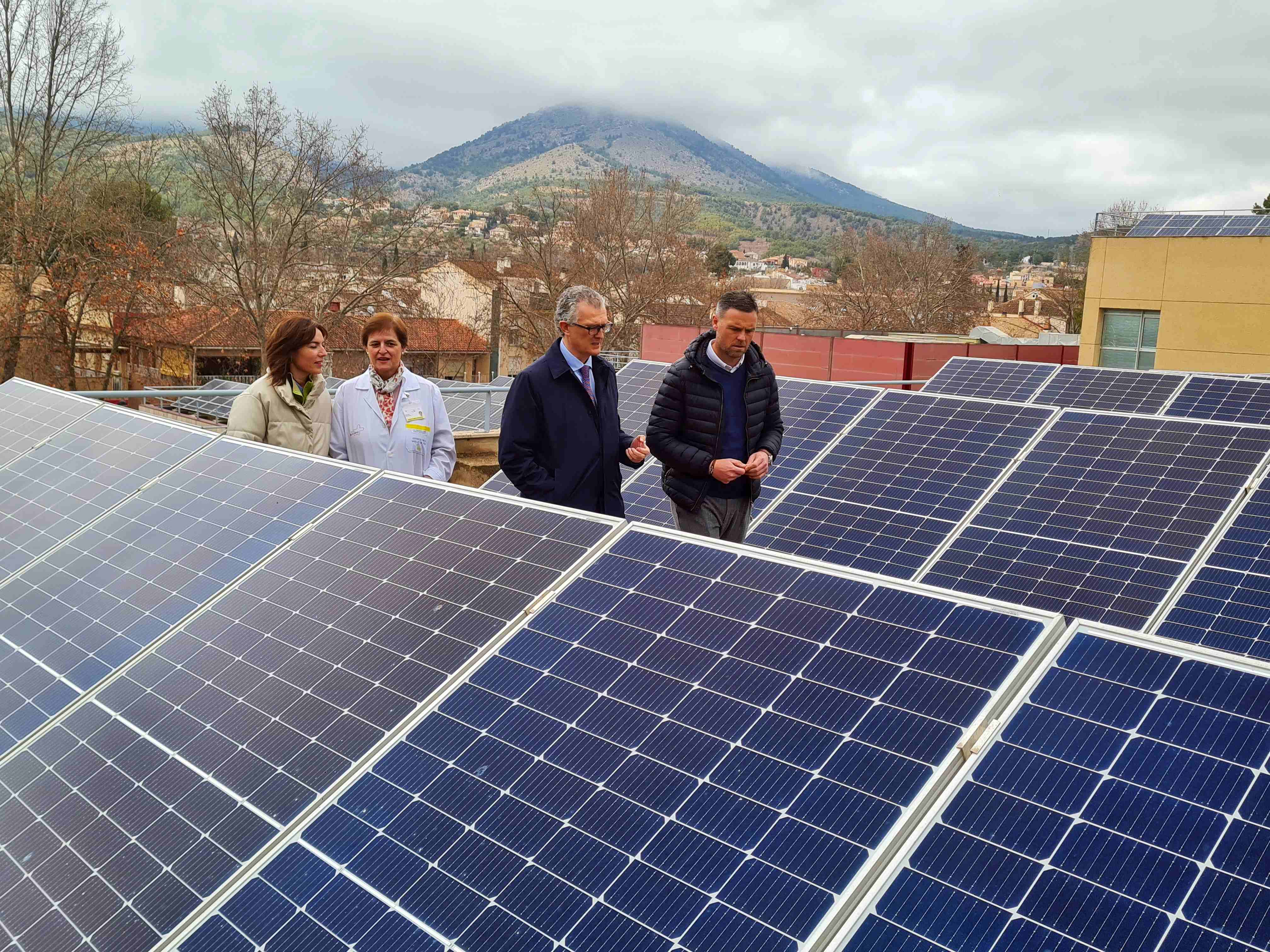 Durante la visita al techo fotovoltaico del hospital de Caravaca