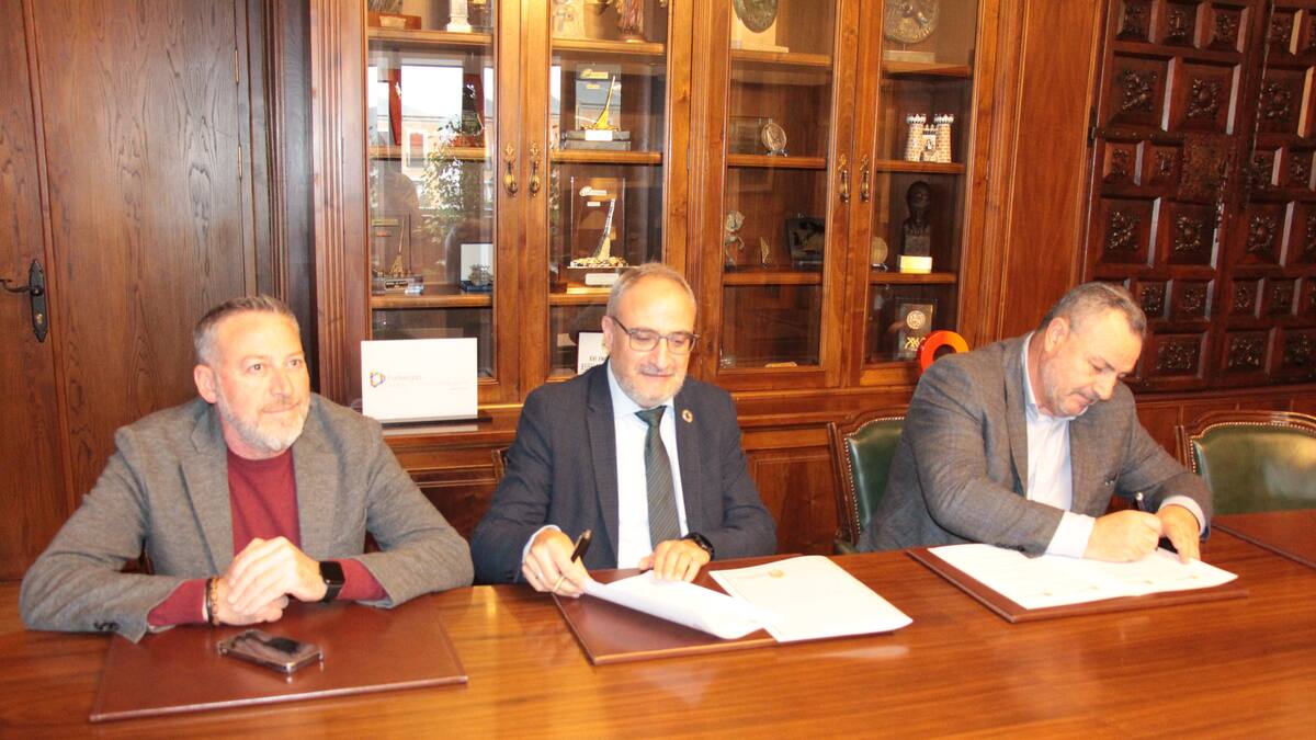 Diputación renueva el compromiso económico de 600.000 euros anuales con el parque de Bomberos de Ponferrada