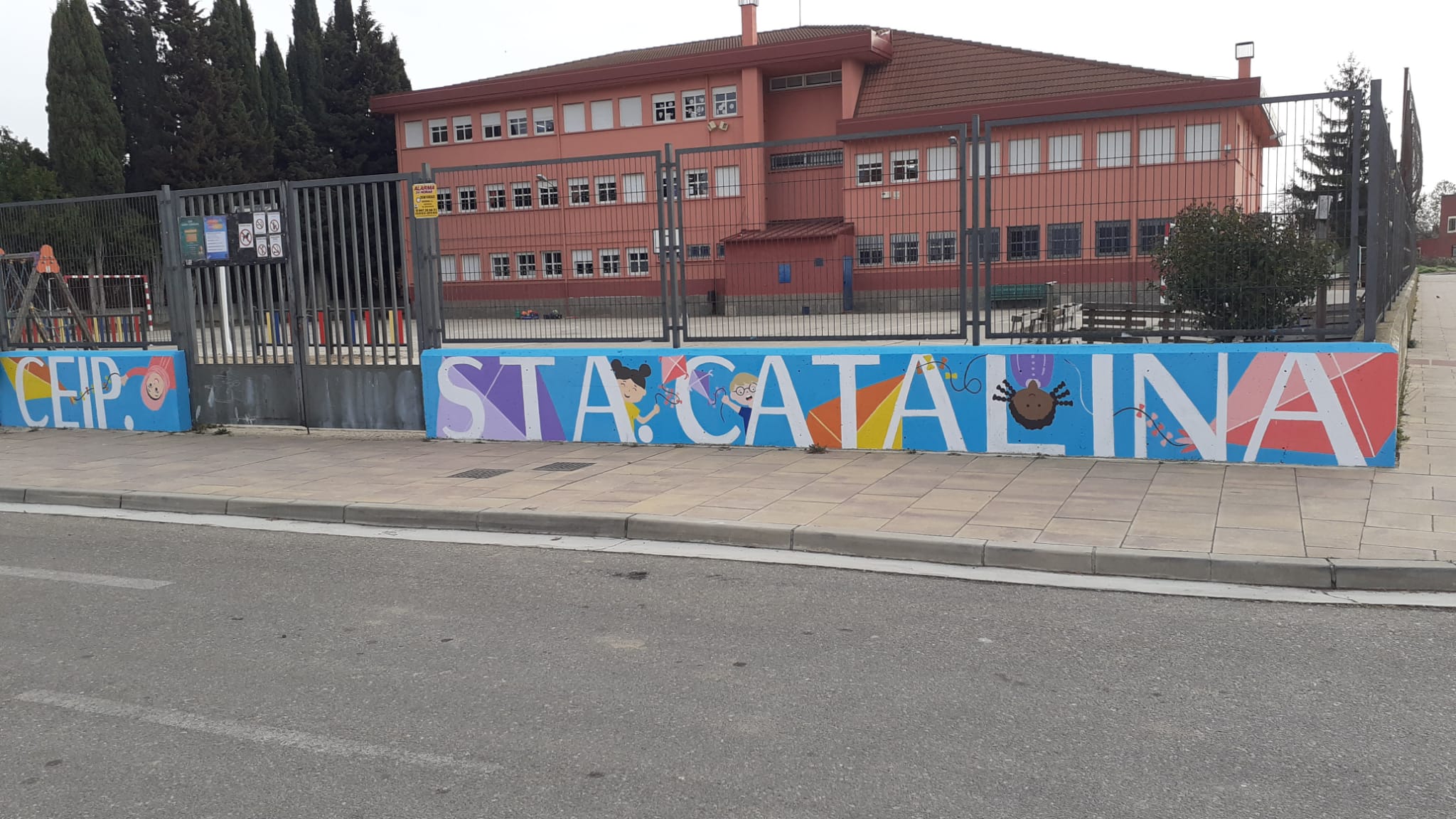 Nuevo aspecto de la entrada al edificio II del centro educativo