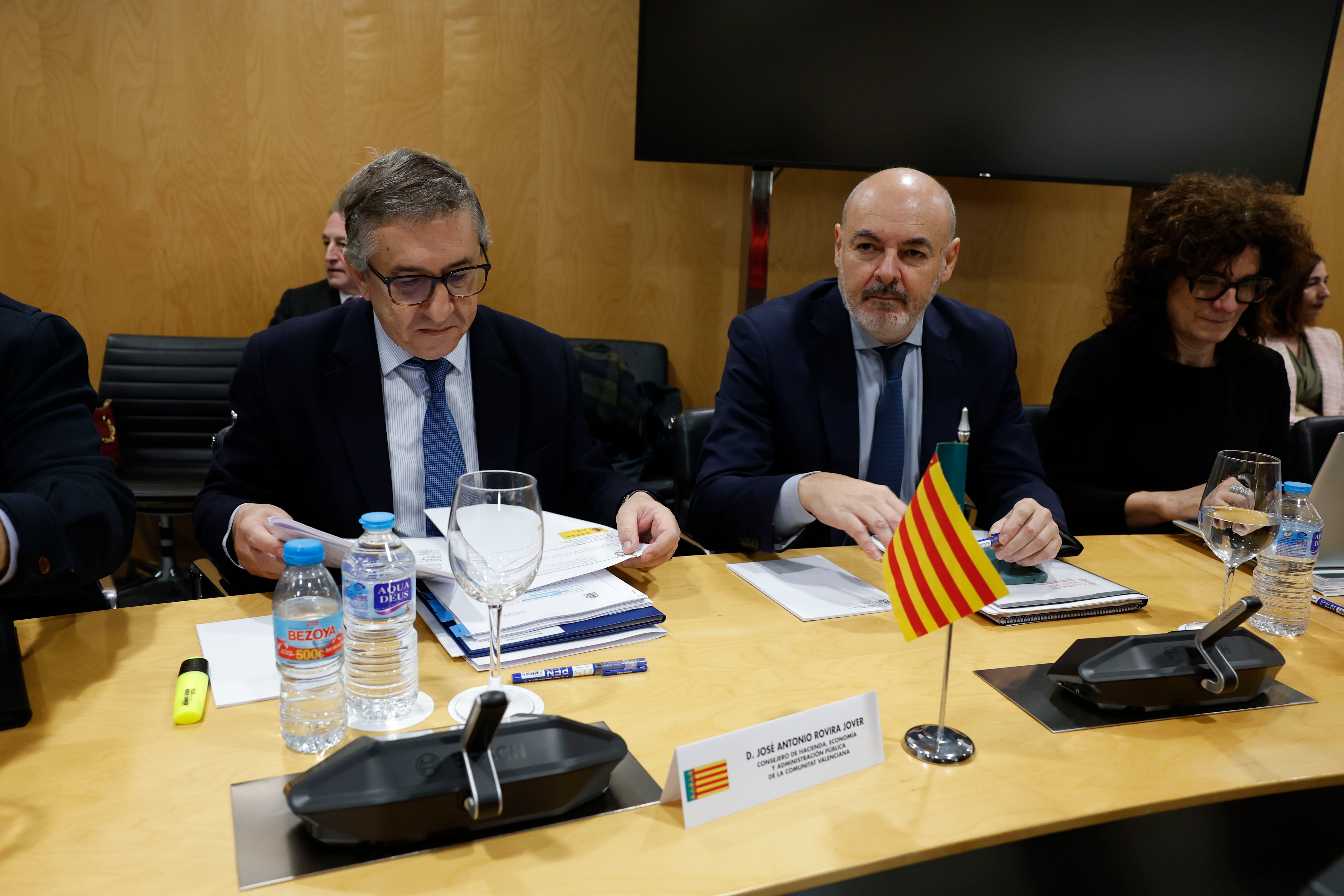 El consejero de Hacienda de la Comunitat Valenciana, José Antonio Rovira (i) durante la reunión este martes en Madrid del Consejo de Política Fiscal y Financiera (CPFF) entre la vicepresidenta primera y ministra de Hacienda, María Jesús Montero y las comunidades autónomas para abordar la propuesta de financiación autonómica del ejecutivo. EFE/ J.J.Guillen