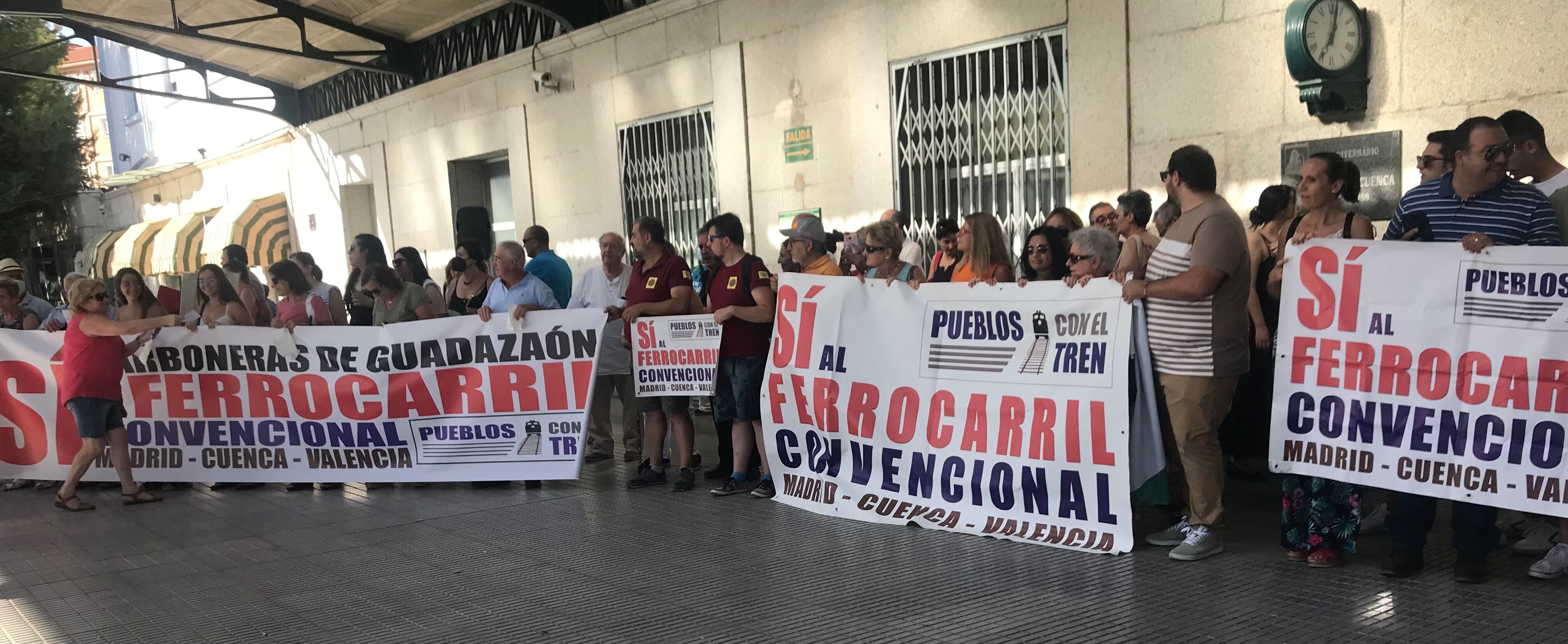 Distintas plataformas, asociaciones y sindicatos se concentraron en la estación de Cuenca.