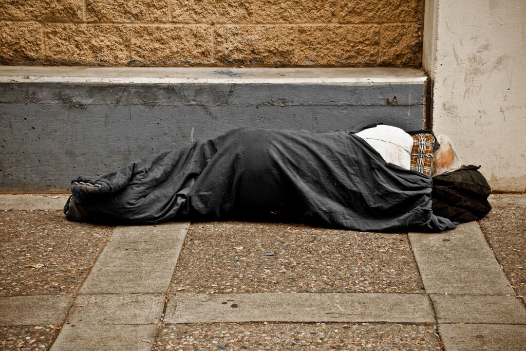 Una persona dormint al carrer