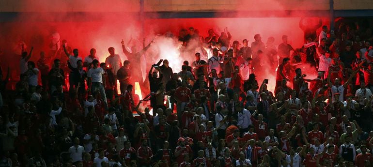 Los aficionados del Benfica lanzaron bengalas en el Vicente Calderón.