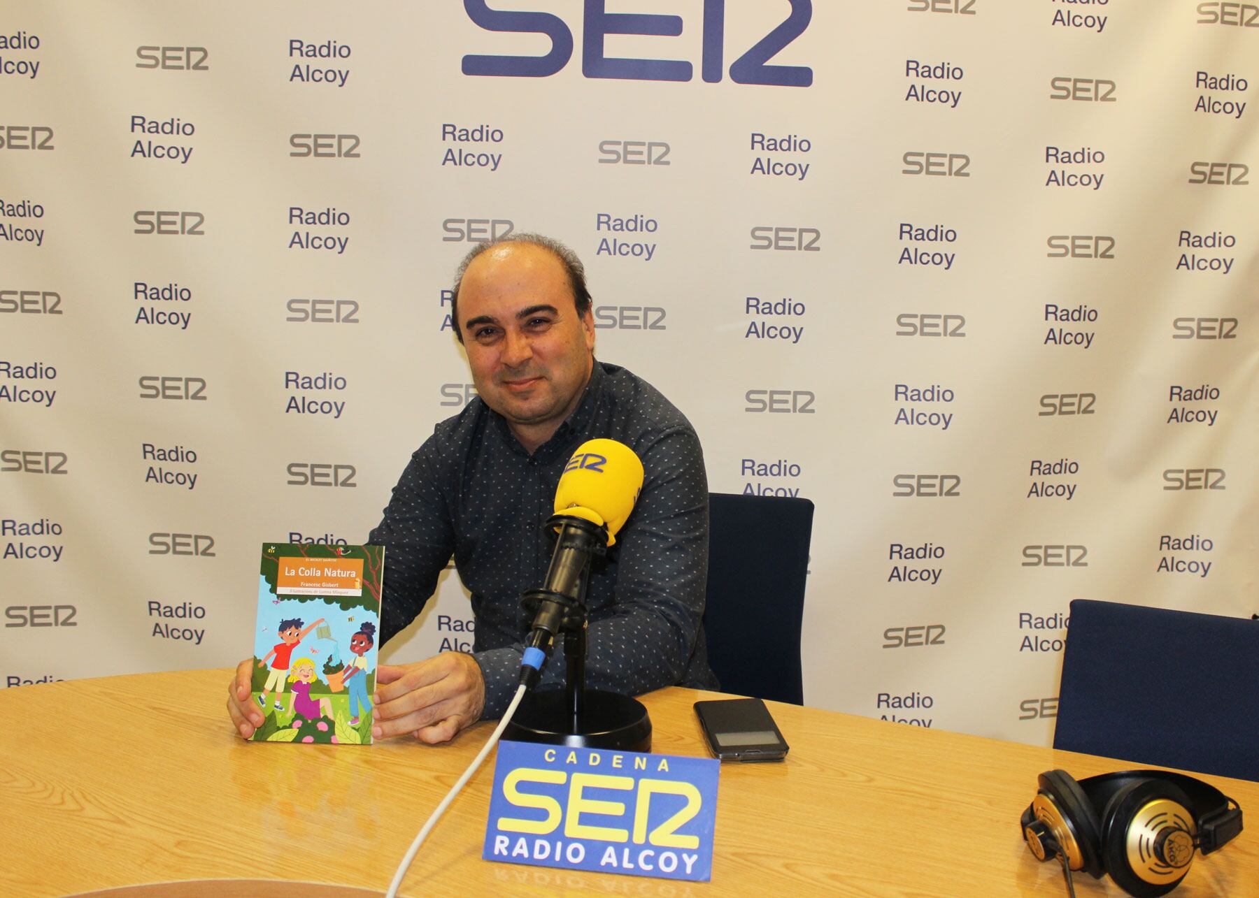 Francesc Giisbert, en l'estudi central de Radio Alcoy en la presentació d'una de les seues obres més recents
