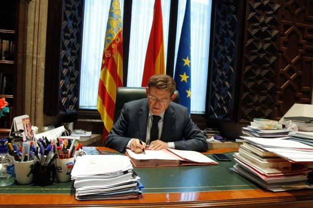 El president de la Generalitat, Ximo Puig, firma la petición formal al Gobierno de España para que declare el estado de alarma para la Comunitat Valenciana