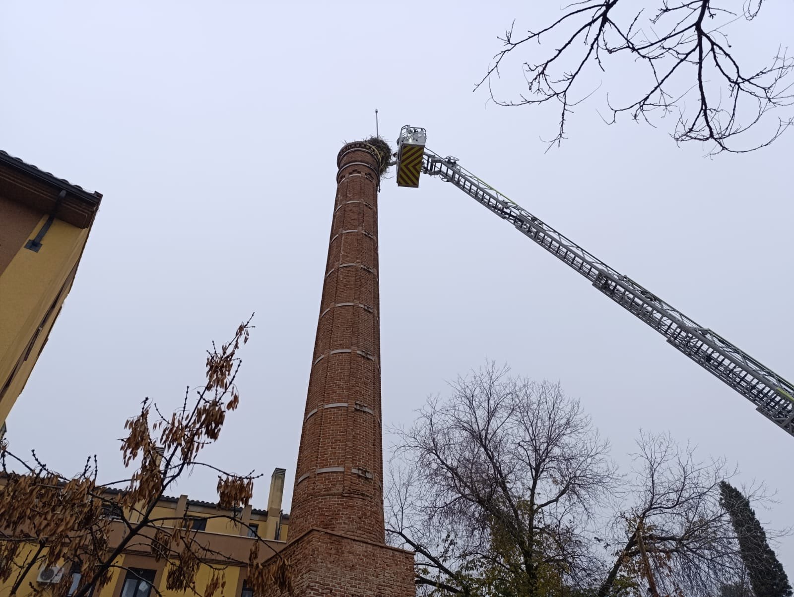 Los bomberos en la parte alta de la chimenea