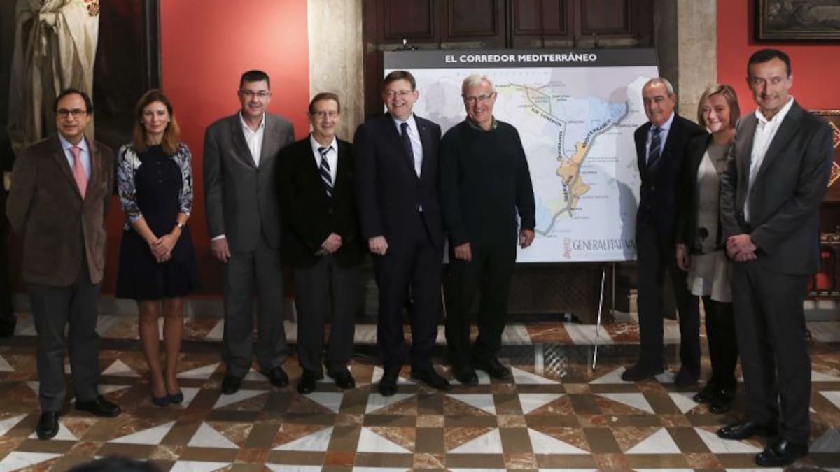 Empresarios y políticos firman un manifiesto pidiendo el Corredor Mediterráneo