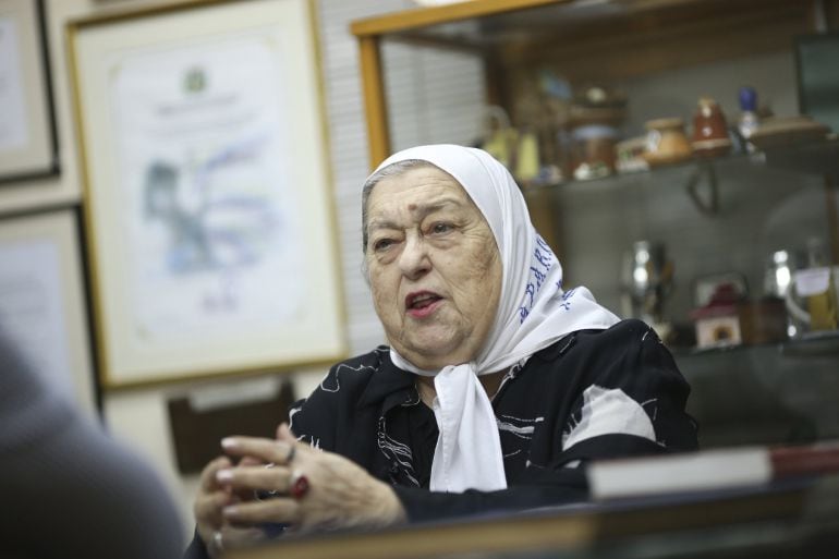 Fotografía de archivo del 26 de octubre de 2016, en la que se observa a Hebe de Bonafini durante una entrevista en Buenos Aires, Argentina.