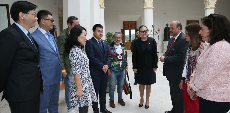 Martínez Guijarro recibe en el Palacio de Fuensalida a varios altos cargos del Grupo Tiens chino, de visita en Toledo