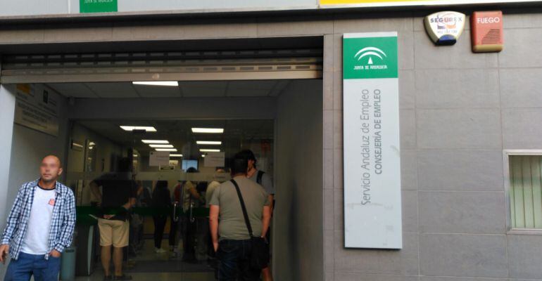 Varias personas esperan a ser atendidas en una oficina del Servicio Andaluz de Empleo.