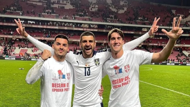 Vlahovic, Radonjic y Mitrovic tras una victoria de la elección de fútbol de Serbia.