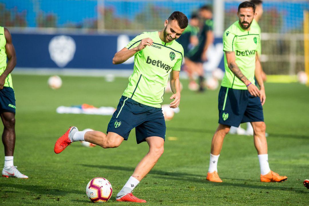 Borja Mayoral golpea un balón ante la mirada de José Luis Morales durante un entrenamiento del Levante