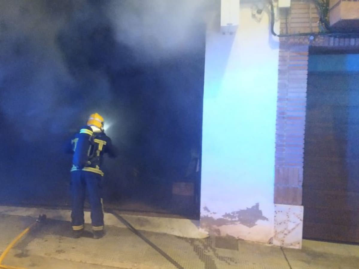 Aparatoso incendio en un taller de fontanería de Valdepeñas