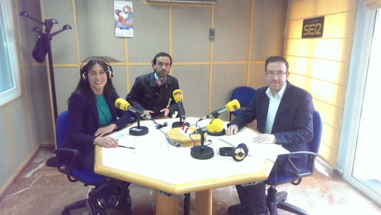 Dolores López y Manuel Guerra, antes de empezar el debate. (En el centro Javier Pons, jefe de prensa del PP de Huelva)