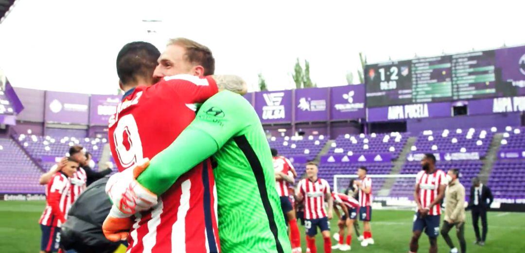 Jan Oblak y Luis Suárez festejan el título de Liga en el José Zorrilla