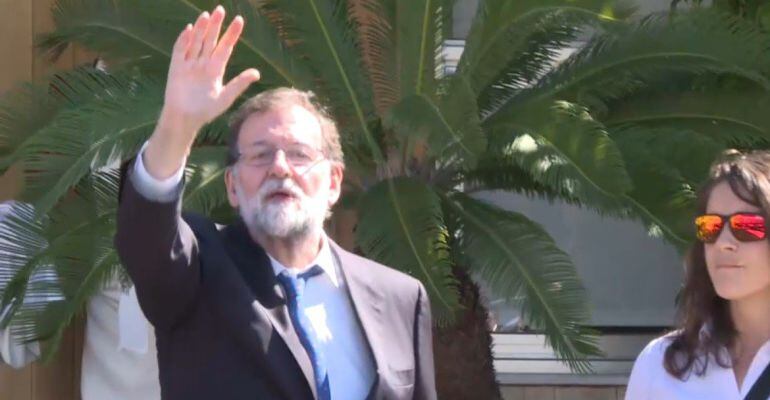 Mariano Rajoy, a la salida del restaurante en Santa Pola