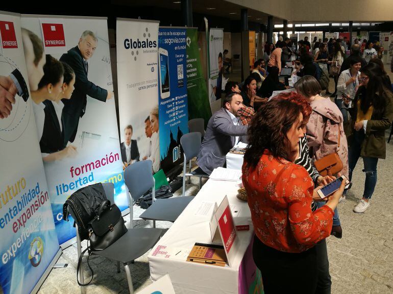 La feria se celebra en un abarratodo ágora del campus María Zambrano