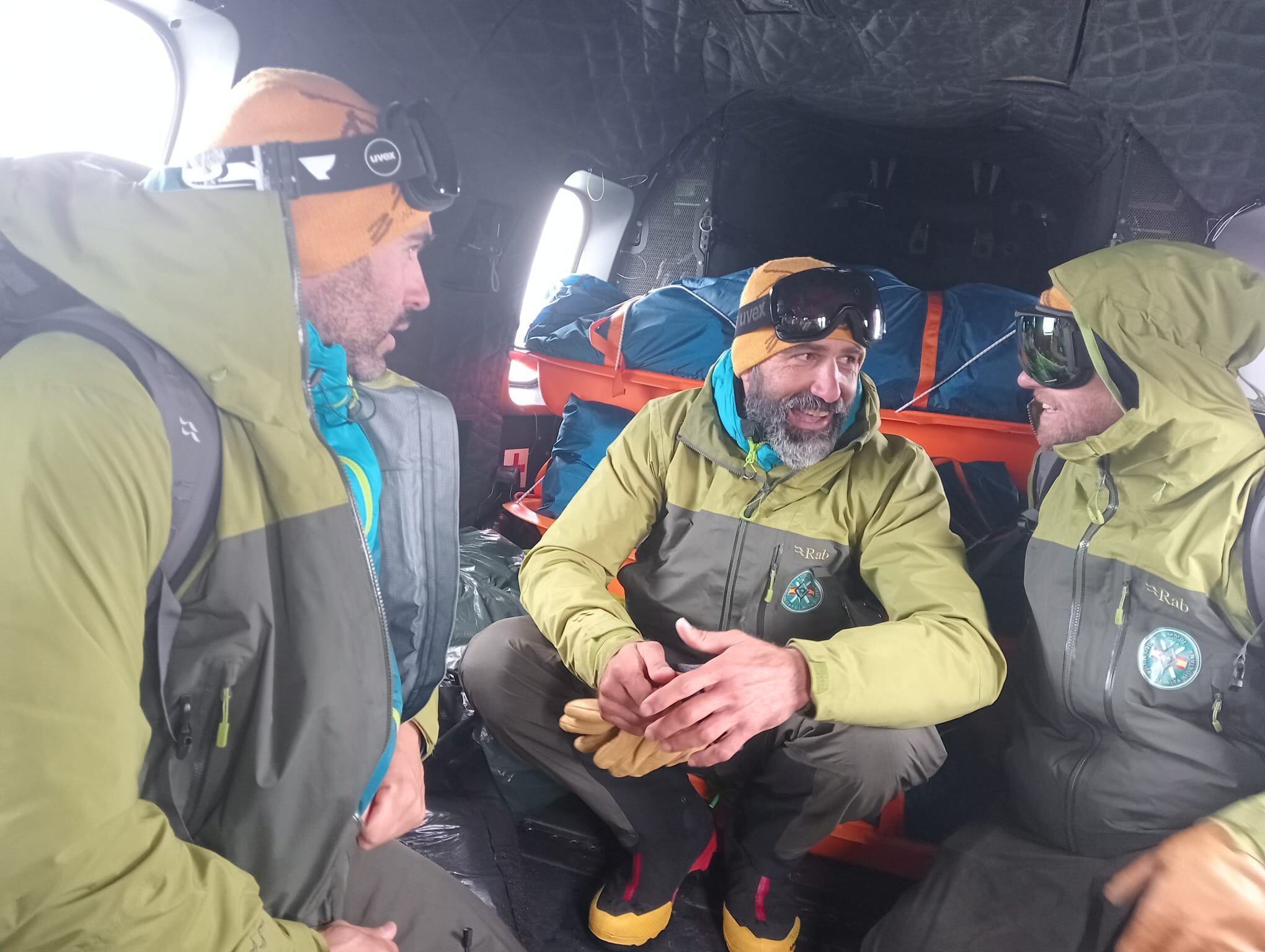Los expedicionarios, durante el vuelo en el helicóptero que les ha sacado de O’Higgins para reorganizar la expedición ante la mala situación meteorológica. ©GMAM OCP EMMOE