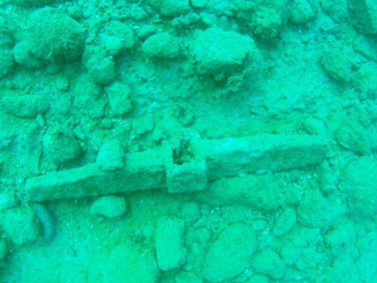 Imagen submarina del cepo de ancla romano localizado frente a la costa de Cullera 