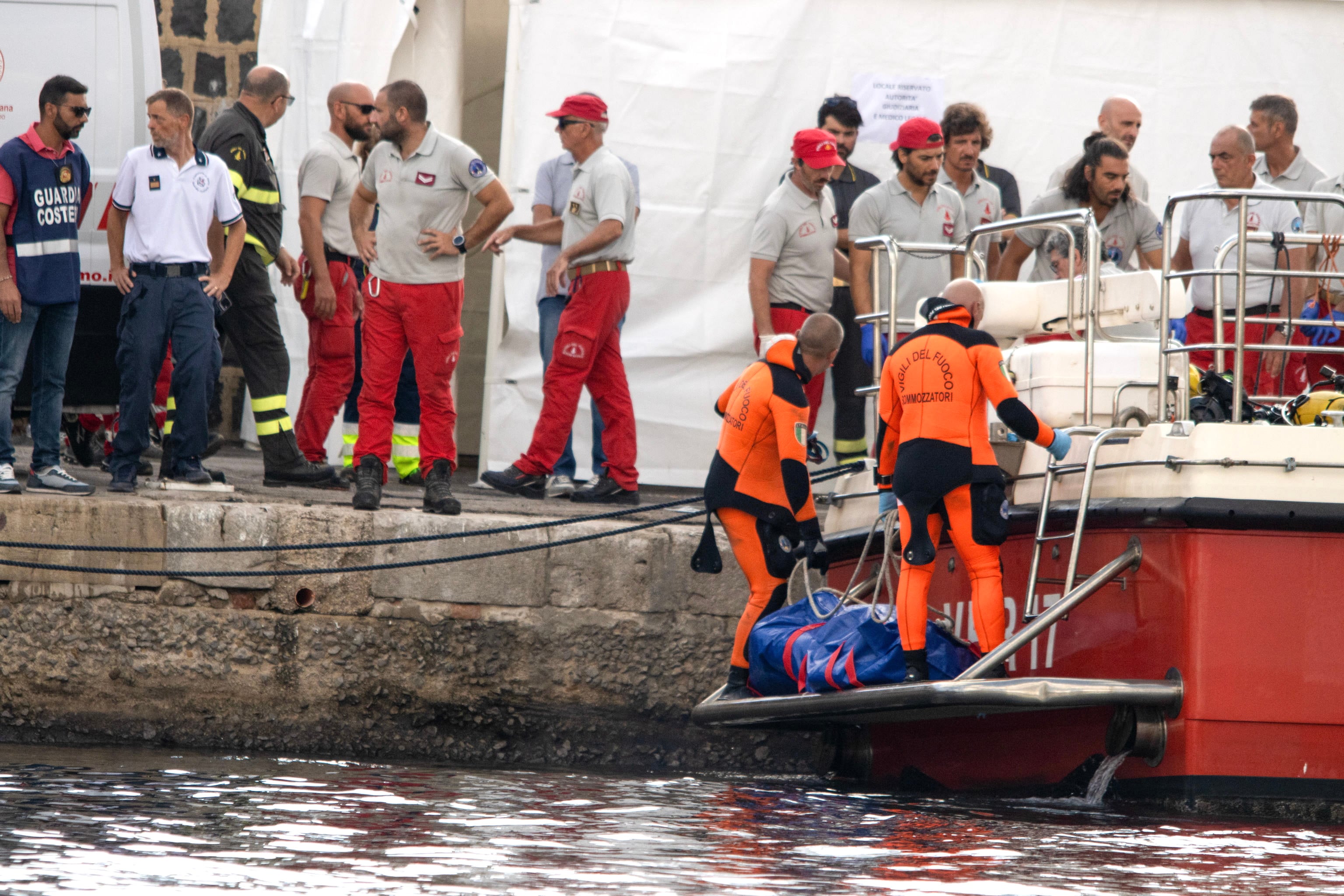 Los buzos han recuperado el último cuerpo de los desaparecidos en el hundimiento del yate