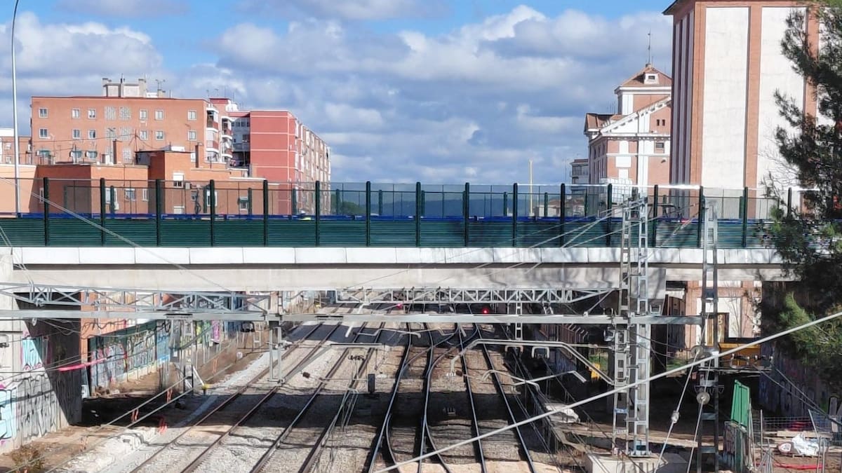 El puente de la calle Luis Astrana Marín vuelve a abrir al tráfico en Alcalá de Henares