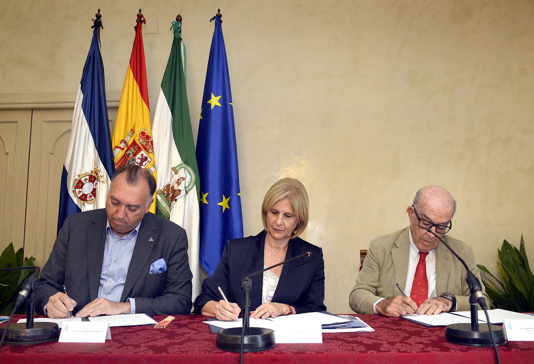 Arturo Bernal, María José García-Pelayo y Carmelo Ezpeleta, firmando el acuerdo.