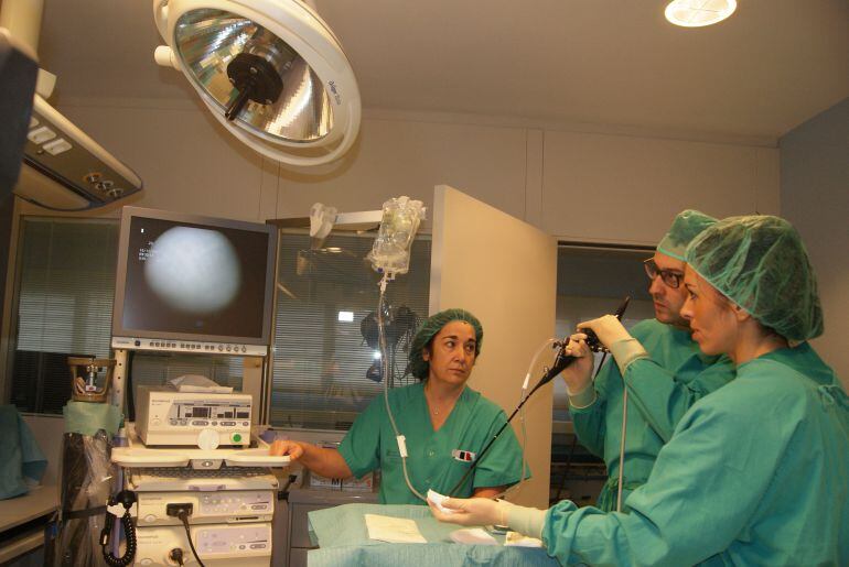 Imagen de archivo de varios profesionales sanitarios trabajando