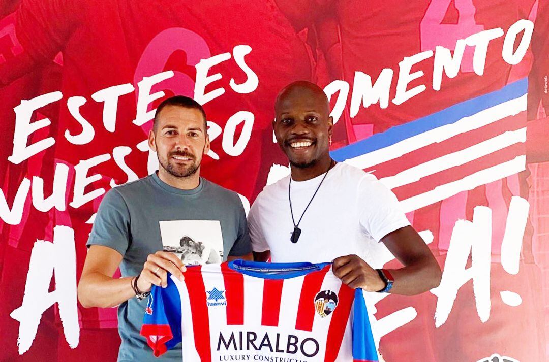 Obele posando con la camiseta del CD Jávea.